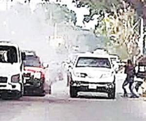 La imagen muestra el instante en que los malhechores intentaban huir luego de atacar la camioneta roja en la que se conducían las víctimas.