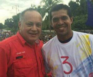 José Pineda (camisa blanca) en una foto publicada por los medios en Venezuela.