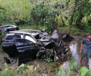 El vehículo en el que se transportaba la familia quedó completamente destrozado tras la colisión.