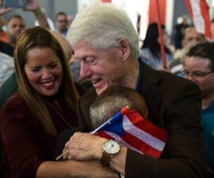 El expresidente Bill Clinton llegó este lunes a la isla para brindar ayuda mediante su fundación. Foto: AP