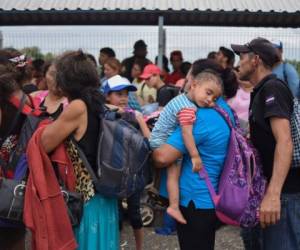Luego de 24 horas de permanecer varados entre los pasos fronterizos de Guatemala y México, los primeros grupos de migrantes (mujeres y niños) podrán pasar a un albergue temporal. (Foto: AFP)