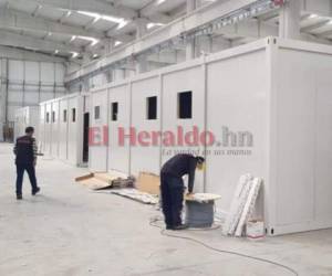 Fotografía en el interior de la fábrica de Nuris Prefabrik mientras construyen unidades para hospitales. Foto: EL HERALDO.