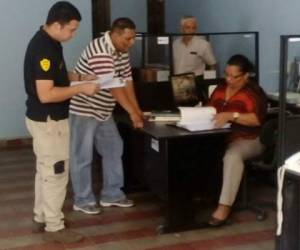 Agentes de la ATIC llegaron hasta la municipalidad de Yoro para extraer la documentación que será sujeto de investigación: Foto: Cortesía Twitter Ministerio Público.