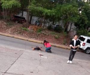 El cadáver del hombre quedó tirado en medio de la calle.