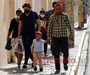 Los hondureños no deben bajar la guardia. Todos están obligados a usar mascarillas y aplicar las medidas de bioseguridad. Foto David Romero| EL HERALDO