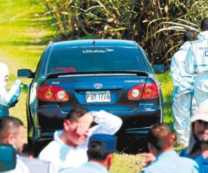 Momento en que el carro fue abierto para ver si la policía estaba con vida.