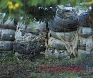 Aproximadamente 23,680 rollos de cintas de goteo están tirados al aire libre. Una gran parte está entre el monte, a otras hasta les han nacido plantas encima.