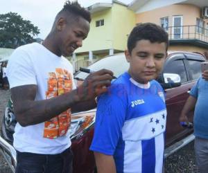 Romell Quioto este lunes en La Ceiba firmando autógrafos. Foto: Samuel Zelaya / El Heraldo.