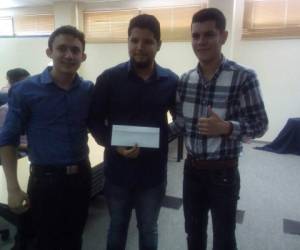 Los tres jóvenes del grupo Student Ctrl fueron galardonados por su innovadora aplicación exhibida en el Hackatón.