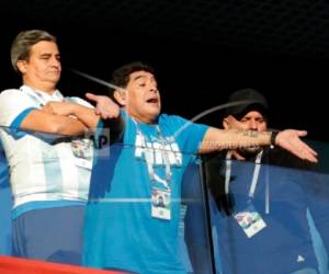 Argentina ex estrella del fútbol Diego Maradona saluda a los fanáticos antes del partido del grupo D entre Argentina y Nigeria, en la Copa Mundial de fútbol 2018 en el estadio de San Petersburgo en San Petersburgo, Rusia, martes 26 de junio de 2018.