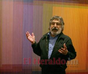 En esta foto del 10 de septiembre del 2008, el artista venezolano Carlos Cruz-Diez habla de su obra 'Physichromie No. 500' durante una presentación de la exposición 'Carlos Cruz-Diez: (In)formed by Color' en la Americas Society en Nueva York. Foto:Agencia AP.