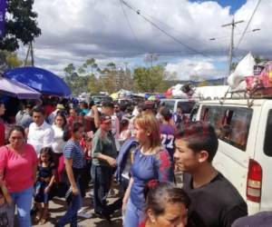 Desde la tarde del domingo, cientos de peregrinos partieron de la Basílica hasta sus lugares de origen. Foto: Marvin Salgado/EL HERALDO