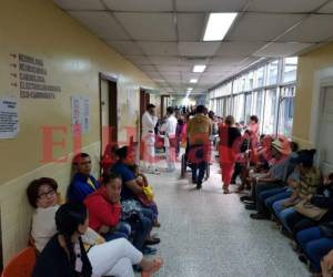 Algunos médicos están atendiendo a los pacientes del Hospital Escuela Universitario. Foto: EL HERALDO