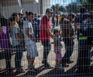 Migrantes aguardan en una fila para recibir atención médica en las carpas habilitadas en Ciudad de México. Fotos AFP