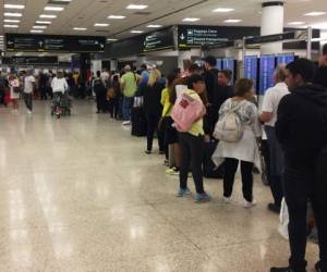 Así son las filas en el aeropuerto de Miami. Los empleados de la Administración de Seguridad en el Transporte (TSA) están reportándose enfermos a una tasa de mayor a lo normal. Foto: Agencia AFP