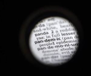 La palabra 'pandemic' (pandemia) en un diccionario en Washington. El Merriam-Webster y dictionary.com declararon 'pandemia' como la palabra del año. Foto: AP.