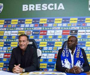 Massimo Cellino en la presentación de David Suazo con el Brescia.