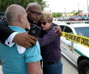 Varias personas se acercaron al lugar del tiroteo para dar apoyo debido a la terrible tragedia la madrugada del domingo en un bar gay de Orlando. Foto: AP