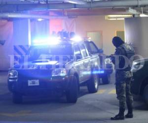 Momento en que los detenidos salían de los juzgados del barrio La Granja hacia la Penitenciaría Nacional de Támara, foto: Alex Pérez/ EL HERALDO.