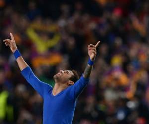 Neymar habría fichado para el PSG, de acuerdo con medios europeos. (AFP)