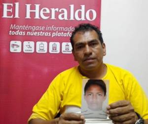 Don Raúl Ernesto Pérez asegura que la persona que aparece en la foto que sostiene con sus manos es el asesino de su hijo. (Foto: José López Trejo / Noticias EL HERALDO / Sucesos de Honduras)