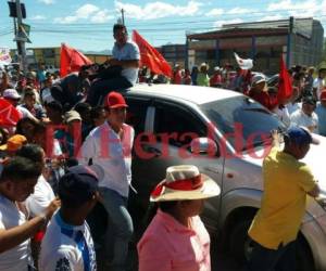 El candidato presidencial por la Alianza de Oposición caminó por las calles de Choluteca acompañado de decenas de simpatizantes. Foto: Gissela Rodríguez/EL HERALDO