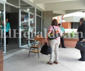 Personal administrativo y docente ingresó al edificio de la facultad de Química y Farmacia que permanecía tomado por integrantes del MEU, foto: Mario Urrutia/El Heraldo.