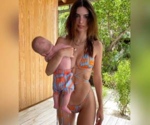 Así lucío Emily junto al pequeño Sylvester Apollo Bear, quien arribó a sus tres meses este martes. Foto: @Emrata