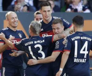 (L-R) Bayern Munich's Dutch midfielder Arjen Robben, Bayern Munich's Spanish midfielder Thiago Alcantara, Bayern Munich's German midfielder Leon Goretzka, Bayern Munich's Austrian defender David Alaba and Bayern Munich's German midfielder Joshua Kimmich react during the German first division Bundesliga football match FC Bayern Munich v TSG 1899 Hoffenheim at the Allianz Arena in Munich, southern Germany on August 24, 2018. / AFP PHOTO / Christof STACHE / RESTRICTIONS: DFL REGULATIONS PROHIBIT ANY USE OF PHOTOGRAPHS AS IMAGE SEQUENCES AND/OR QUASI-VIDEO