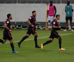 Uriel Antuna (derecha), de la selección de México, festeja tras anotar ante Estados Unidos en el Preolímpico de la Concacaf, el miércoles 24 de marzo de 2021, en Guadalajara (AP Foto/Fernando Llano)