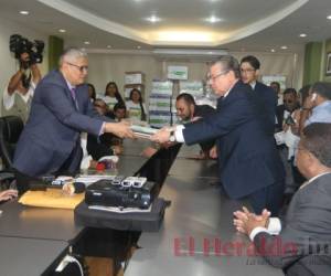 El partido Nueva Ruta, de Esdras Amado López, presentó su solicitud de inscripción ante el TSE. Foto: Efraín Salgado/ EL HERALDO