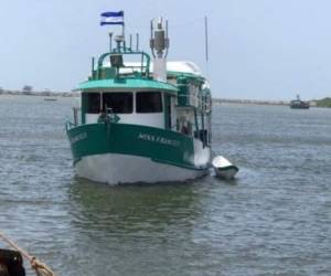 La embarcación 'Fraceli' naufragó creca de Gracias a Dios, Honduras. Foto: Fuerzas Armadas de Honduras.