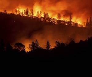 Un incendio arde en la comunidad de Markleeville, en el condado de Alpine, California, el sÃ¡bado 17 de julio de 2021. (AP Foto/Noah Berger)
