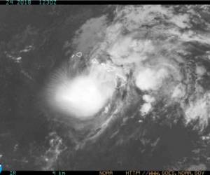 Esta imagen satelital infrarroja obtenida de la Administración Nacional Oceánica y Atmosférica (NOAA) muestra el Huracán Lane el 24 de agosto de 2018.