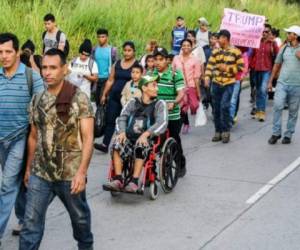 Cientos de hondureños conforman la caravana migrante que busca llegar a Estados Unidos. (AFP)