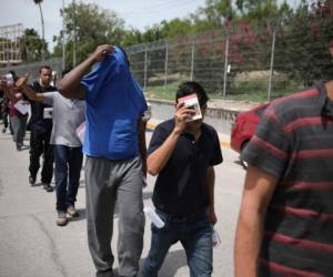 Migrantes regresan a México por el puente Puerta México que cruza el Río Bravo, en Matamoros, México, el 31 de julio de 2019, desde la localidad fronteriza de Brownsville, Texas. Foto: Agencia AP.