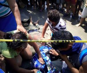 El cuerpo sin vida del joven fue rescatado por el Cuerpo de Bomberos de la zona y será llevado a la morgue. Foto: Bomberos