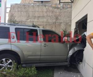 Así quedó el vehículo al impactar contra el café ubicado en el anillo periférico. Foto: EL HERALDO