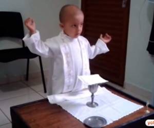 Rafael Freitas, de 4 años de edad, se hizo conocido por un video en el que aparecía “celebrando Misa” en Facebook y por su peculiar deseo de ser Papa.