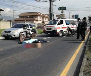 El cadáver del hondureño quedó en medio de la calle.