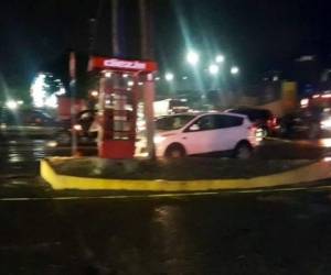 Tras ser abatido, el conductor fue a impactar contra el muro de una gasolinera de la zona.