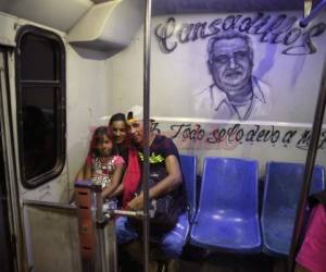 Migrantes centroamericanos, principalmente hondureños, que se desplazan en caravana hacia los Estados Unidos, abordan el autobús en la estación fitosanitaria de La Concha en el estado mexicano de Sinaloa.