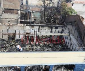 Los equipos para ingenieros que comercializaba la Casa del Ingeniero, ubicada en la avenida Cristóbal Colón del centro de la capital, se quemaron en su totalidad. Foto: David Romero/EL HERALDO