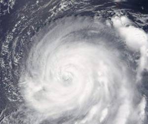 Cubans get ready on September 8, 2017 for the arrival of Hurricane Irma in Caibarien, the only town in the Cuban north central zone under a hurricane warning.Irma, currently a Category Four storm packing 240 kilometre per hour (150 mph), has already left death and destruction in other Caribbean islands. The hurricane has already begun moving between Cuba's north coast and the central Bahamas, and rains and rising winds have begun to be felt in Havana. / AFP PHOTO / Adalberto ROQUE