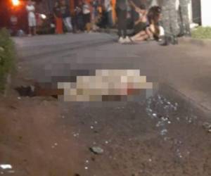 El cuerpo de la víctima quedó tendido sobre la calle pavimentada.