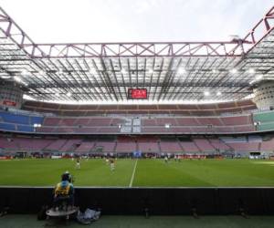 Vista del estadio San Siro durante un partido sin público entre el Milan y Genoa por la Serie A de Italia en Milán. Agencia AP.