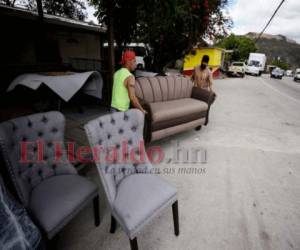 La venta de muebles en la salida al sur ha disminuido debido a la pandemia y los propietarios están muy preocupados. Fotos: Emilio Flores/EL HERALDO.