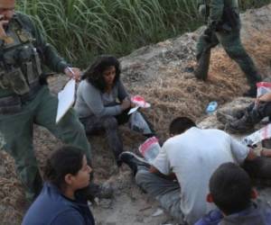 Decenas de migrantes irregulares son detenidos en los puntos fronterizos o puntos de control migratorio en México. Foto: AFP