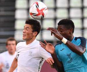 El delantero de Nueva Zelanda Elijah Just (C) y el defensor de Honduras Wesly Decas (R) luchan por el balón durante el partido de fútbol de primera ronda del grupo B masculino de los Juegos Olímpicos de Tokio 2020 entre Nueva Zelanda y Honduras en el Estadio Ibaraki Kashima en Kashima el 25 de julio. 2021.