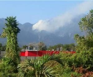 La montaña Pico Bonito se sitúa a 2,435 metros de altura sobre el nivel del mar, por lo que intentar llegar a la cumbre caminando no resultó y con el ingreso de la onda tropical tuvieron que abortar la misión de hacerlo vía aérea.